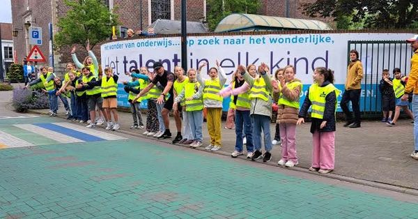 fietsapplaus aan basisschool Wonderwijs in Destelbergen