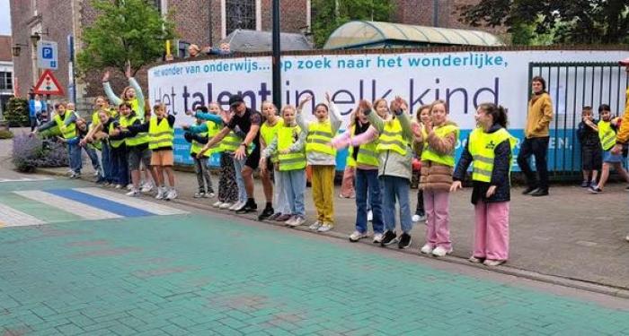 fietsapplaus aan basisschool Wonderwijs in Destelbergen