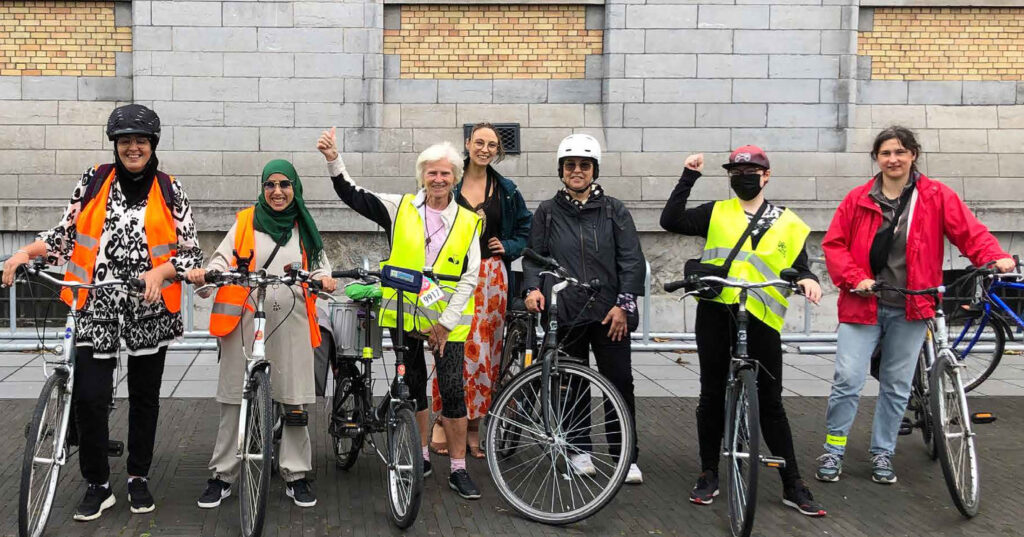 Dames die leren fietsen