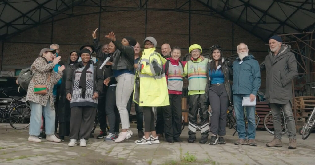 Groep cursisten en instructeurs van de fietsles