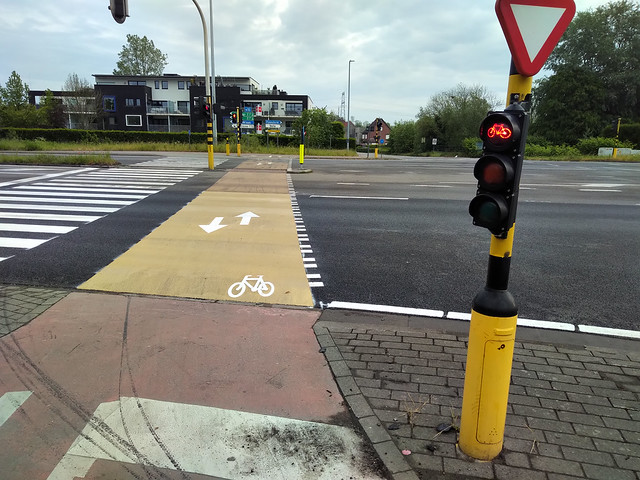 Een goed zichtbare “fietsgeleiding op kruispunten”